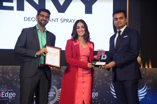  Mr. Saurabh Gupta, Managing Director, Envy Deodorants receiving the award by leading Actor Yami Gautam